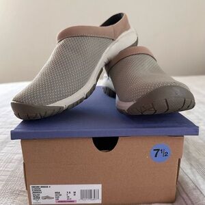 MERRELL Women’s Encore Breeze 4 Aluminim mule 7.5